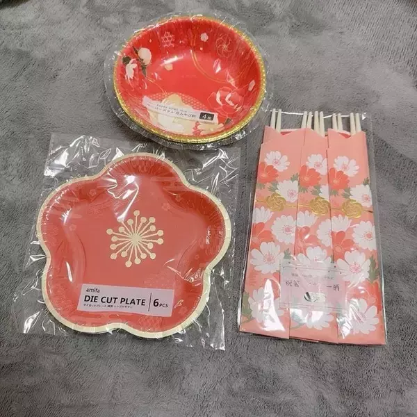 「デザインが可愛いから映える」『セリア』で購入した正月用品を公開「洗い物したくないもんね」