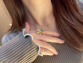 川崎希、母の日に自身で購入した『ヴァンクリ』のネックレス「お花だらけでかわいいっ」