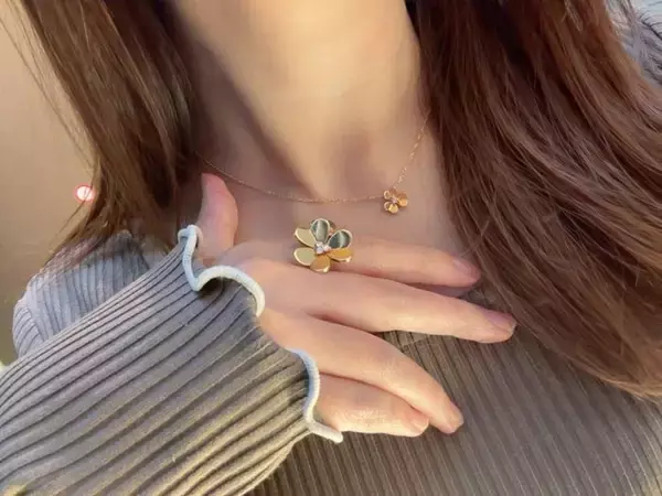 川崎希、母の日に自身で購入した『ヴァンクリ』のネックレス「お花だらけでかわいいっ」