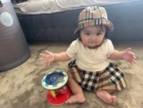 川崎希『BURBERRY』の服を着用した次女の姿を公開「赤ちゃん服のお下がりは季節感が難しい」