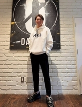 川崎麻世、ブランドイベントでのコーデを披露「全身l4k3で決めてみました」