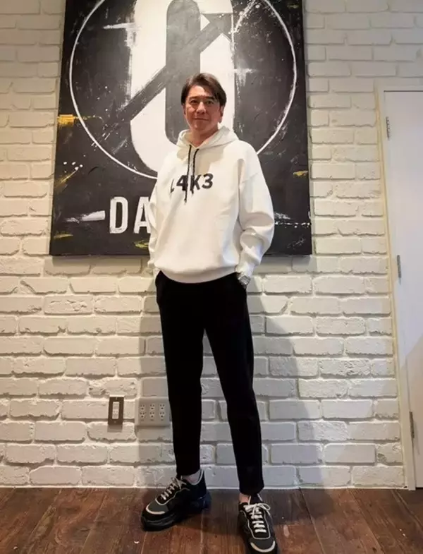 川崎麻世、ブランドイベントでのコーデを披露「全身l4k3で決めてみました」