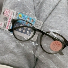 「これ200円だよ？！」『ダイソー』の調光サングラスを絶賛「形がかわいくてオシャレ」