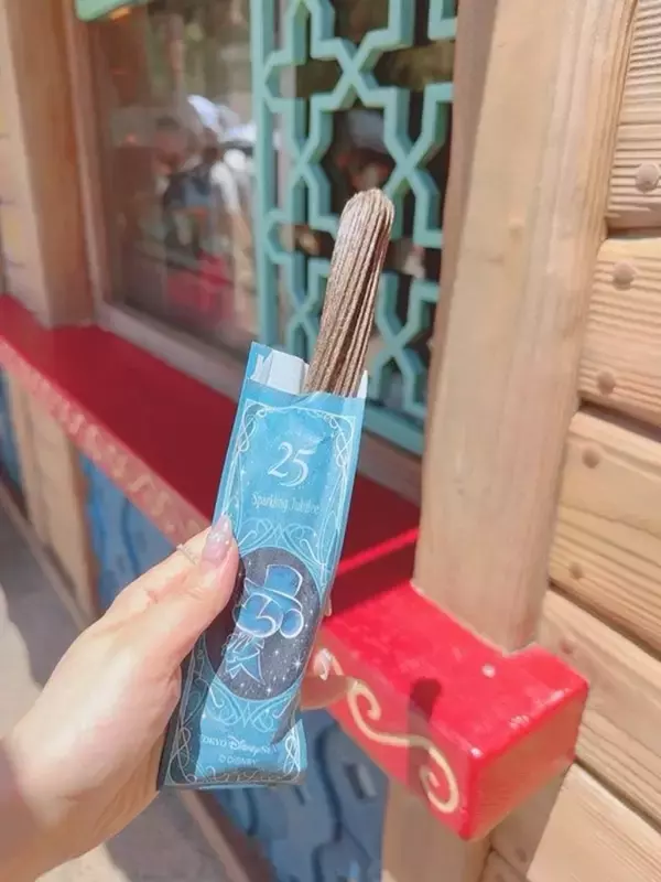 TDSの25周年限定チュロスを堪能「甘すぎずココアのチェロス美味しい」
