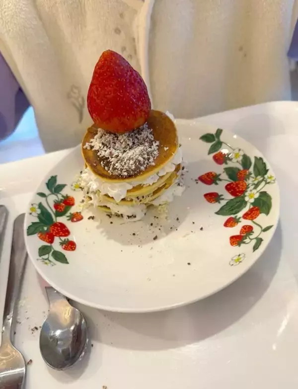 上原さくら、娘と作ったパンケーキを公開「すごいことになってるけど、娘はとても楽しそう」