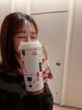 「川崎希『プラダを着た悪魔2』とスタバのコラボタンブラーをGET「日本で未発売の」」の画像1