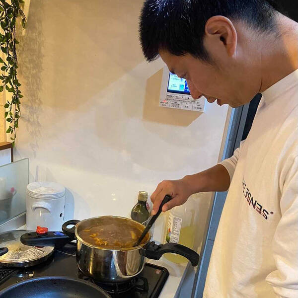 キッチンに立つ日はなんだか特別で ちょっと かっこいい パンサー尾形 妻が語った 夫がつくる家カレー 21年2月23日 エキサイトニュース
