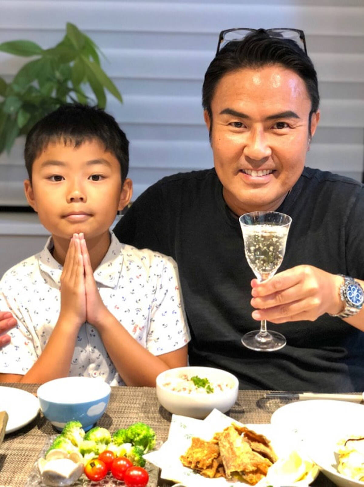 市川右團次 息子が出演の 逃走中 を見ながら妻の手料理を堪能 美味しいぃ 年8月31日 エキサイトニュース