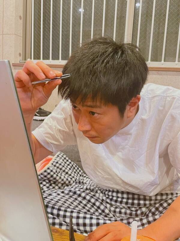 パンサー尾形の妻 白髪を抜く夫を公開 必死で抜いてる 21年1月日 エキサイトニュース