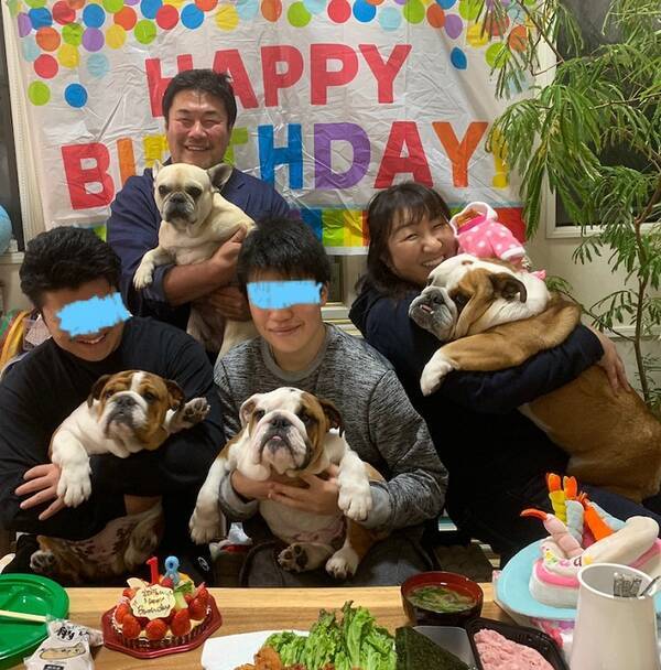 北斗晶 次男が18歳の誕生日を迎え家族で祝福 幸せな時間に感謝です 21年3月2日 エキサイトニュース