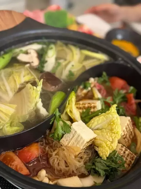 川崎麻世、妻が作った豪華な二食鍋を公開「めっちゃ美味い」