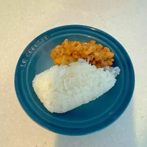 小倉優子、1人の時の昼食を公開「賞味期限が6日過ぎた納豆ご飯と鮭でした」