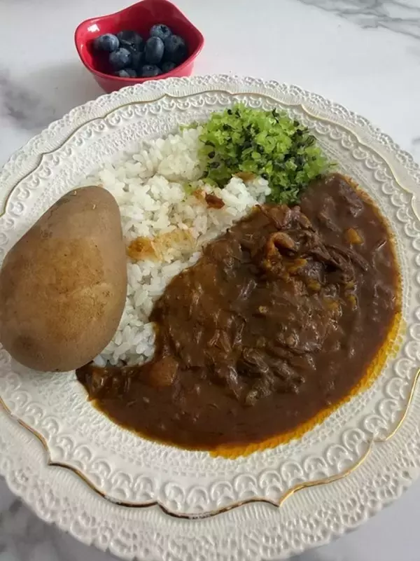 川崎麻世、届いた人気店のカレーを絶賛「家族がオーベルジーヌの虜になってますな～」
