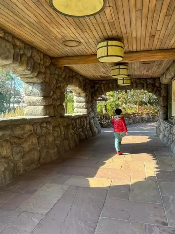 料理研究家・桜井奈々、混雑するTDLで穴場を発見「リフレッシュ空間発見しました」