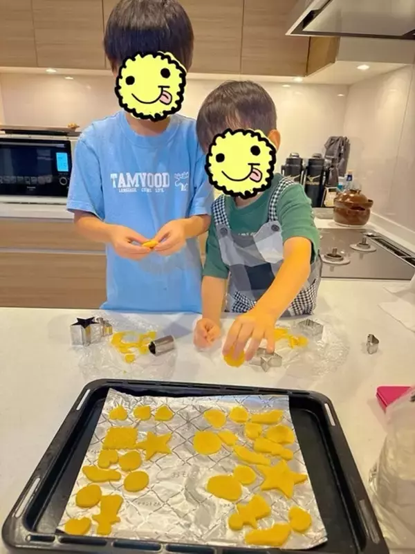 小倉優子、息子たちとのクッキー作りを報告「サクサクで美味しく焼けました」