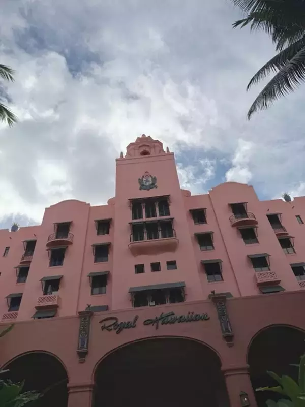 細川直美、ハワイの老舗ホテルを訪問し絶賛「全部がピンクで可愛い」