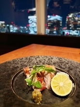 藤あや子、42階からの絶景を前にディナーを満喫「身体に優しいものばかりで大満足」