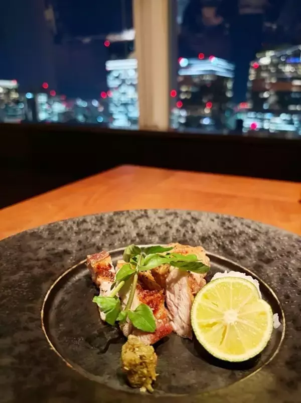 藤あや子、42階からの絶景を前にディナーを満喫「身体に優しいものばかりで大満足」