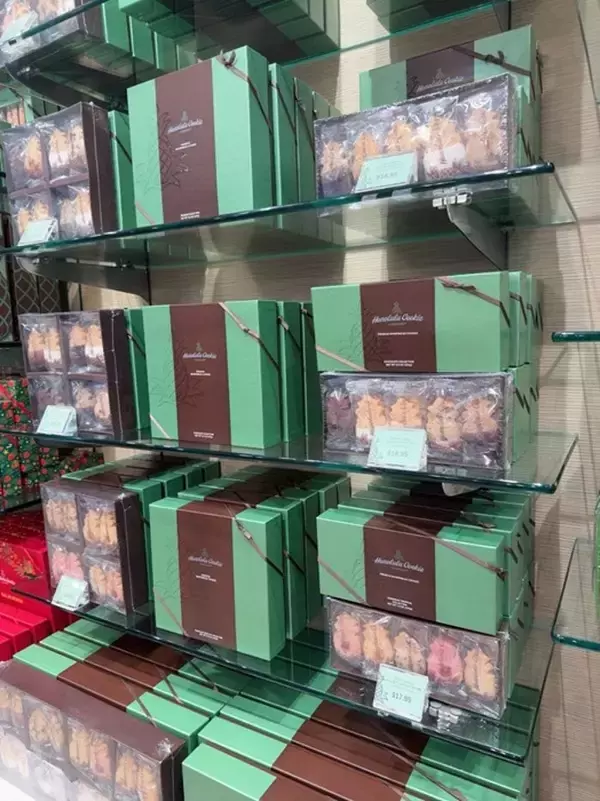 川崎希、ハワイで大好きなスイーツを購入「たくさんおまけをもらえてラッキー」