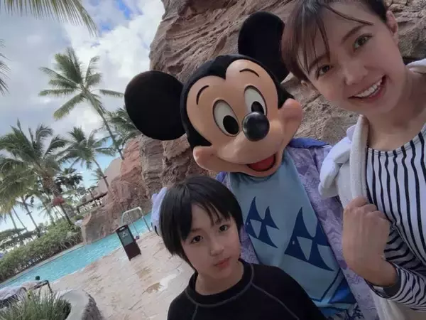 川崎希、アウラニのプールでミッキーに遭遇「並びもほぼなくラッキー」