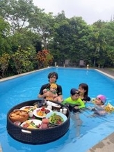 川崎希、子連れに快適な沖縄の宿を紹介「お部屋プールは次回も希望」