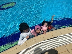 アレク、プールを満喫する妻・川崎希と子ども達の姿を公開「なんでまだこんなに元気なんだ？」