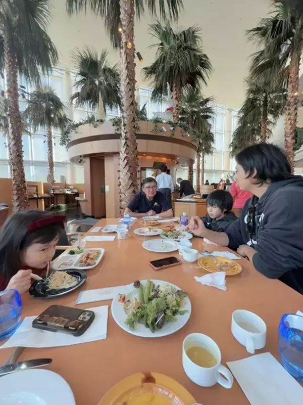 川崎希、義父の75歳の誕生日を祝福「ビュッフェとっても美味しかった～」