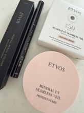 細川直美、愛用しているコスメを紹介「普段使うメイクは殆どがETVOSに」