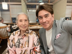 川崎麻世、89歳の母親らと食べた料理「寿司を食べた後に我々4人で24個も食べてしまった」