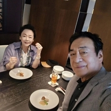 高橋英樹、妻と会員制クラブでランチを堪能「20種類以上食べました」