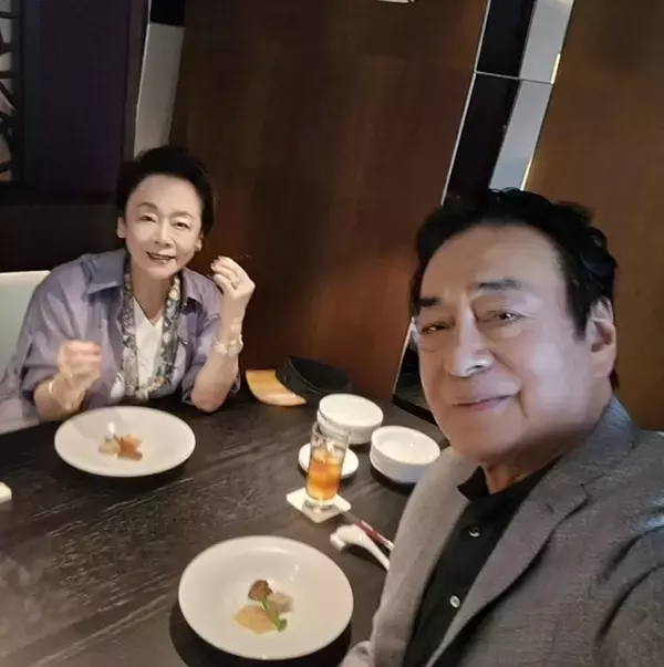 高橋英樹、妻と会員制クラブでランチを堪能「20種類以上食べました」