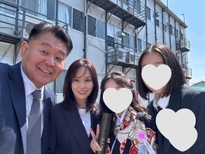 花田虎上、次女の卒業式での家族ショットを公開「妻にも感謝です」