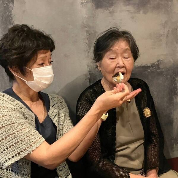 かとうかず子 90歳の誕生日を迎えた母親 お祝いケーキを私に無理やり食べさせられて 22年8月16日 エキサイトニュース