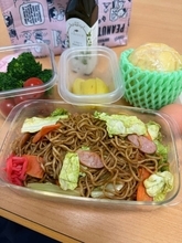 戸田恵子、撮影現場に持参した手作り弁当を公開「スタジオの電子レンジでチン！」