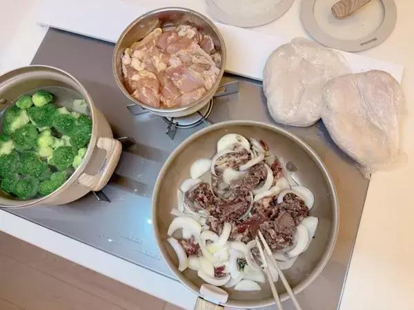 「辻希美、あり物で急いで作った料理「整理がてら冷凍庫の物だらけな夕飯」」の画像