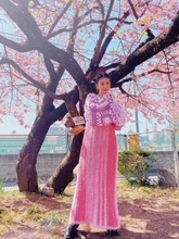 スザンヌ、桜をバックにピンクコーデを披露「ずっと眺めてたいくらいすきな服」