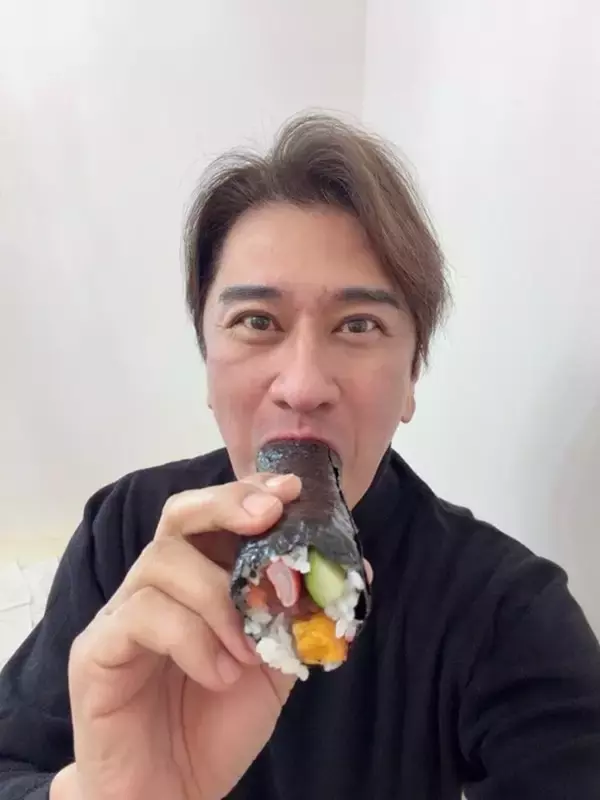 川崎麻世、妻の手作り恵方巻きを堪能「七種類の具を巻いて恵方巻きを作ってくれて」