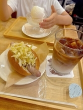 小倉優子、空き時間に息子達とカフェで休憩「パクパク食べていました」