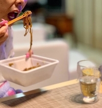 研ナオコの夫、カップ麺を堪能する妻の姿を公開「SAで良く食べるやつ」