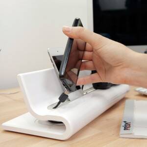 スマホやタブレットを並べて立てかけられるusb 4内蔵の充電スタンド 13年6月17日 エキサイトニュース スマホやタブレットを並べて立てかけられるusb 4内蔵の充電スタンド 13年6月17日 エキサイトニュース