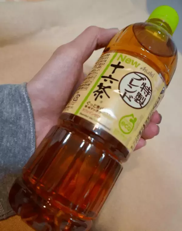 「全部今年リニューアル！ペットボトルのお茶4種類を飲み比べしてみた」の画像