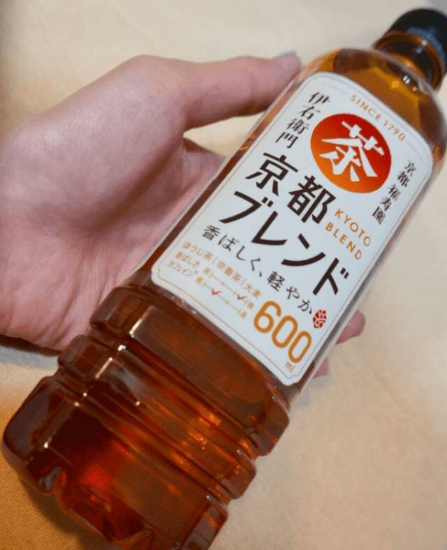 全部今年リニューアル！ペットボトルのお茶4種類を飲み比べしてみた