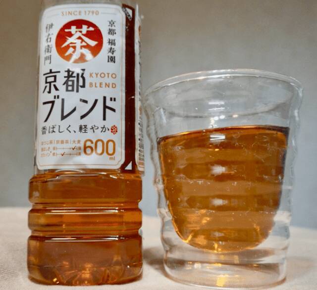 全部今年リニューアル！ペットボトルのお茶4種類を飲み比べしてみた