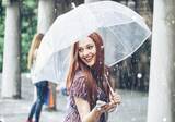「雨の日もサラサラ髪をキープ！梅雨のうねり・広がり対策アイテム5選」の画像1