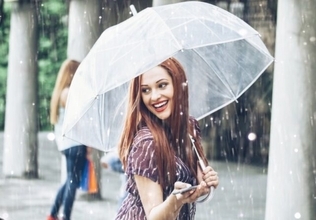 雨の日もサラサラ髪をキープ！梅雨のうねり・広がり対策アイテム5選
