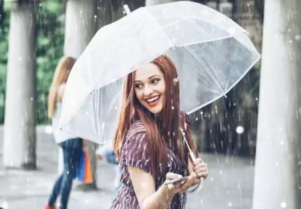 雨の日もサラサラ髪をキープ！梅雨のうねり・広がり対策アイテム5選