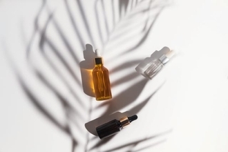 ふっくらとしたハリを呼び起こす《レチノール配合スキンケア》2023年新作3選