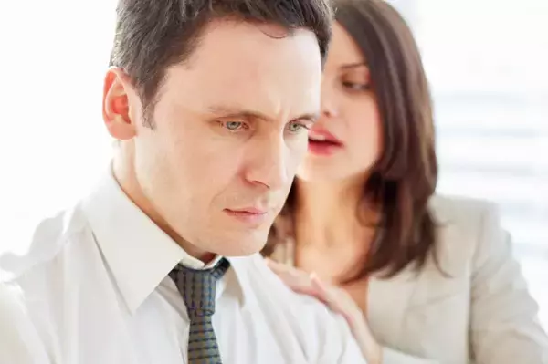 「【ヤッちゃった！】同僚と体の関係に・・・男性は職場でどう接してほしい？」の画像
