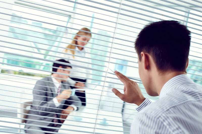 【ヤッちゃった！】同僚と体の関係に・・・男性は職場でどう接してほしい？