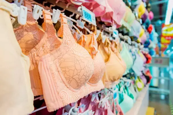 「【衝撃】Cカップでペットボトル1本分！あなたの胸の重さはどれくらい・・・？」の画像